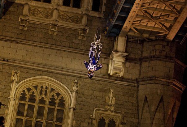 Vídeo: Maddison hizo temblar el Tower Bridge de Londres