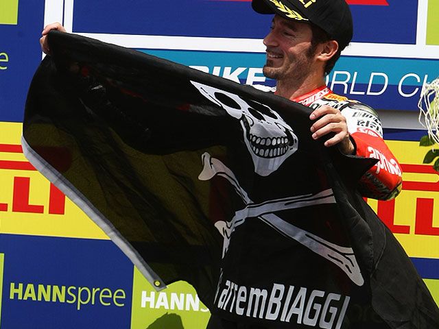 Biaggi: "Estoy orgulloso de ser el primer piloto en ganar con la Aprilia RSV4"
