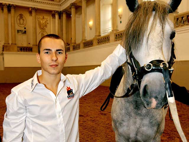 MotoGP. Lorenzo visita la Escuela de Equitación Española en Viena