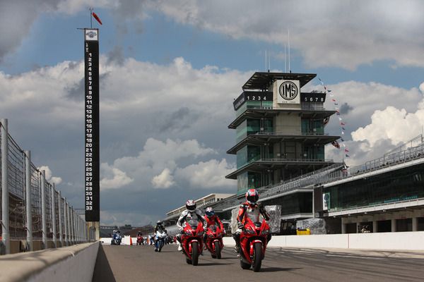 La escuela de Kevin Schwantz rodó en Indianápolis