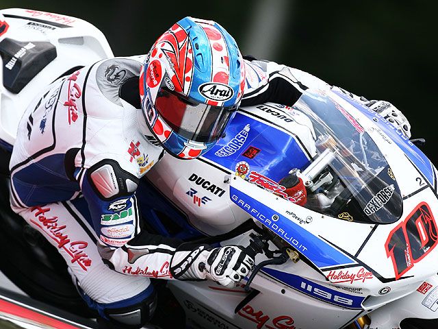 Fonsi Nieto, solo en el box del DFX Ducati