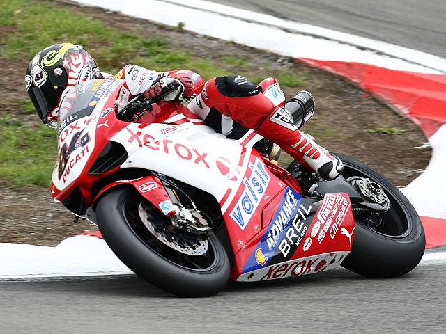 Fabrizio puede con Checa y Spies en Imola