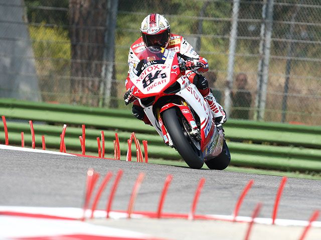Ducati arrasa: victoria para Fabrizio y liderato para Haga
