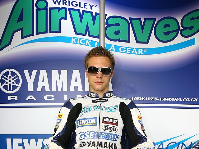 Leon Camier correrá con Aprilia en Magny-Cours