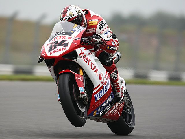Fabrizio se interpone en el duelo entre Haga y Spies