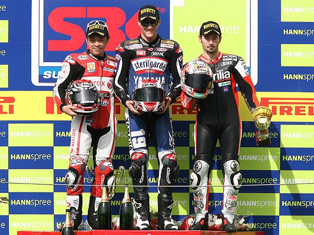 Spies gana la primera carrera de Magny-Cours