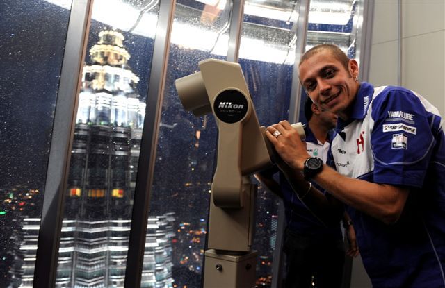 Rossi y Lorenzo en las Torres Petronas de Kuala Lumpur (Malasia)
