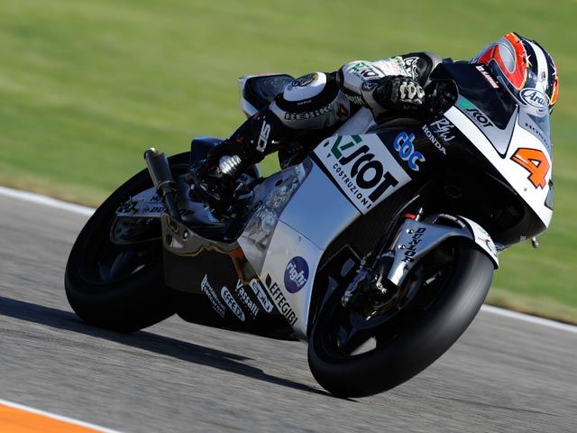 Aoyama, campeón del mundo de 250. Victoria de Barberá en el GP de Valencia