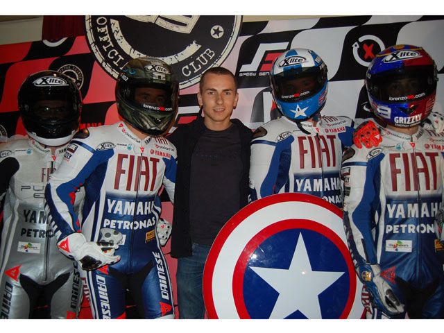 Jorge Lorenzo celebra el final de temporada con su club de fans