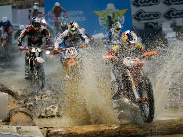 Blazusiak, Cervantes y Ljunggren, podio de la segunda de enduro indoor