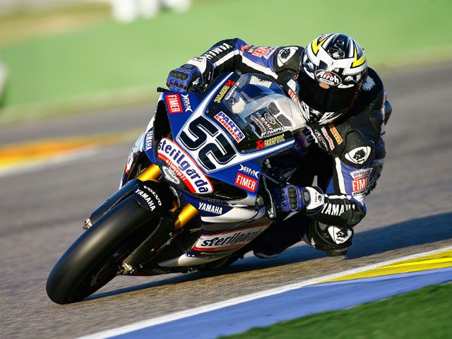 Los pilotos de Superbike ruedan en el circuito de Valencia