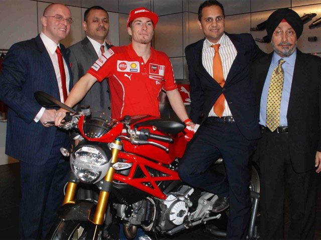 Nicky Hayden en el Ducati Showroom de India