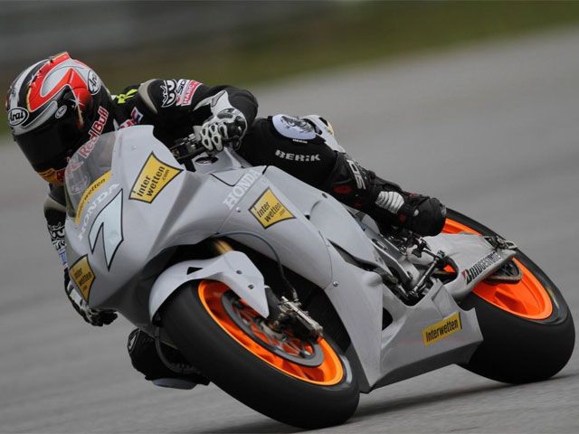 Aoyama se acerca al récord del circuito de Sepang