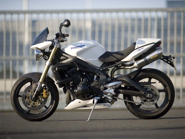 Triumph Street Triple con seguro Premium de regalo