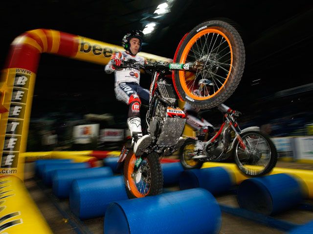 Toni Bou comienza el Mundial de Trial Indoor con victoria