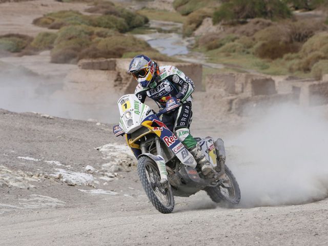 Marc Coma sancionado con seis horas por cambiar su neumático en el Rally Dakar