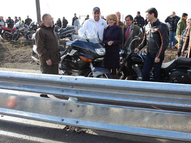 Nani Roma y Esperanza Aguirre, con los motoristas