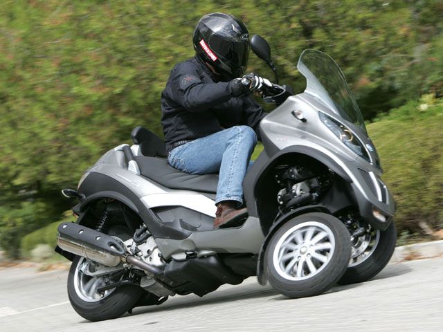 El Piaggio MP3 LT 400, scooter oficial de la Vuelta a Andalucía