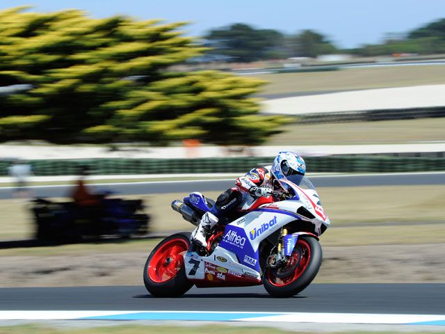 Leon Haslam y Carlos Checa triunfan en Australia