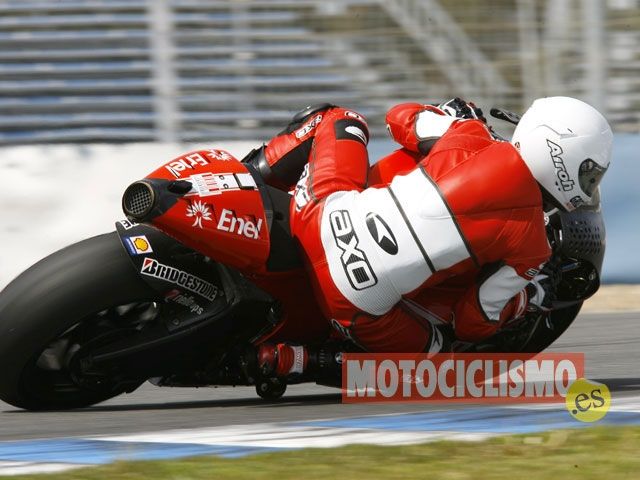 Julito Simón prueba la Ducati