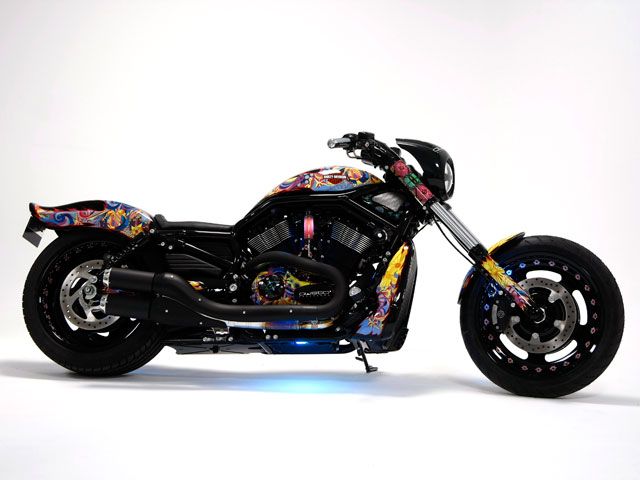 Harley Davidson Night Road Special vestida por Custo