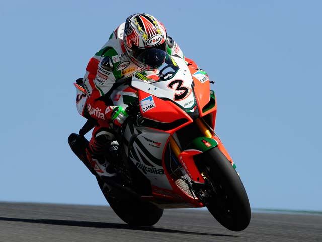 Max Biaggi se adjudica la primera carrera de Superbike en Portimao