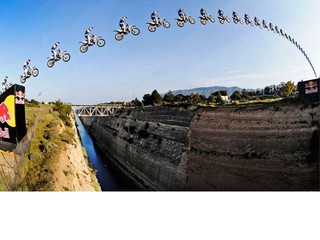 Robbie Maddison salta el Canal de Corinto