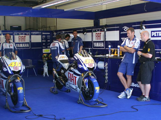En el box de Rossi y Lorenzo