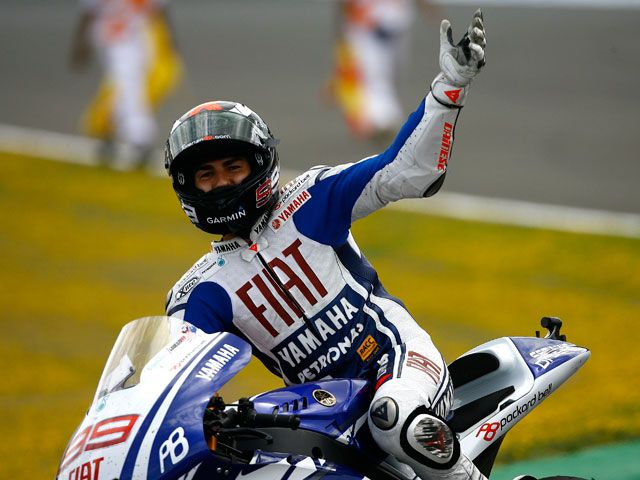 Jorge Lorenzo, con la seguridad de los motoristas