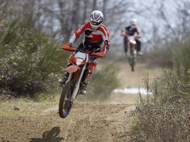KTM presenta sus novedades 2011 de motocross y enduro