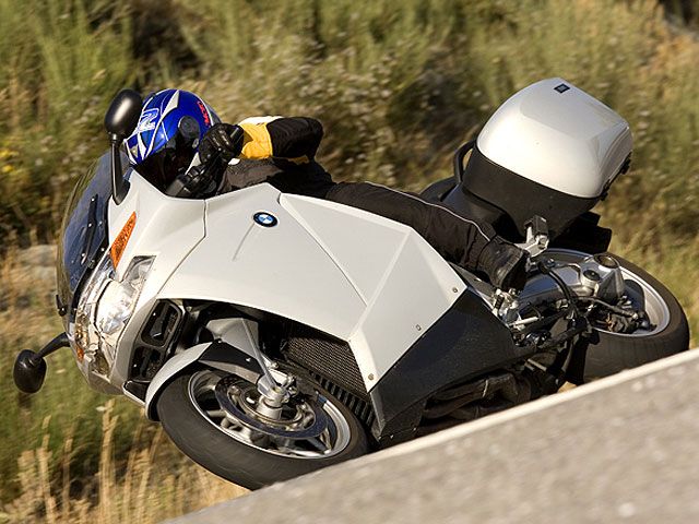 BMW llama a 122.000 motos en todo el mundo