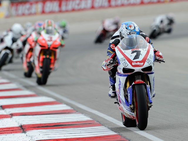 Max Biaggi golpea primero en Miller