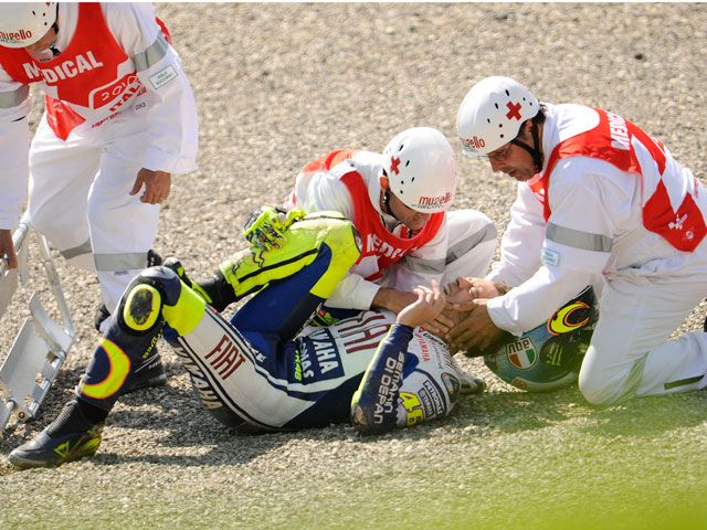 Valentino Rossi se rompe en los entrenamientos del Gran Premio de Italia