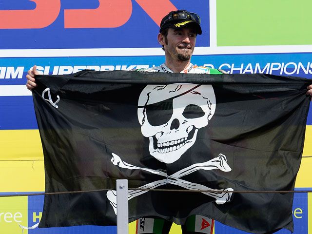 Max Biaggi, victoria y liderato en el Mundial de Superbike
