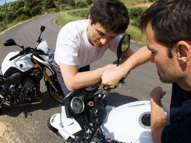 Lucha de motos naked en MOTOCICLISMO