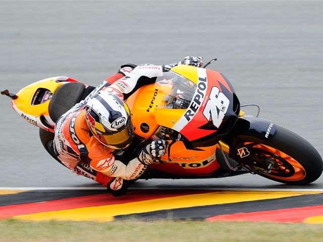 Dani Pedrosa se impone en una accidentada carrera