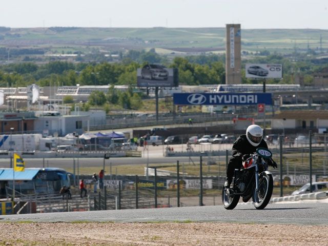 Motos clásicas en homenaje a Ricardo Tormo