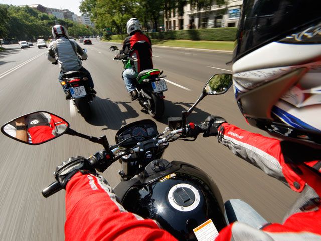 Motos Naked de 600 y comparativa de monos de cuero en MOTOCICLISMO
