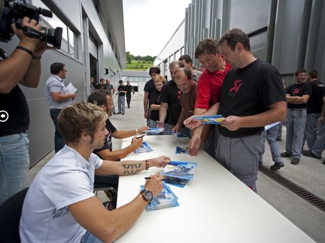 Álvaro Bautista y Loris Capirossi, en la fábrica de Akrapovic