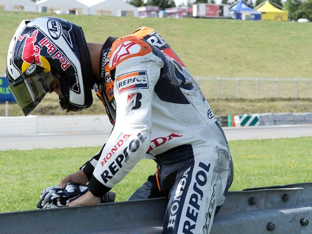 Dani Pedrosa se fractura la clavícula izquierda