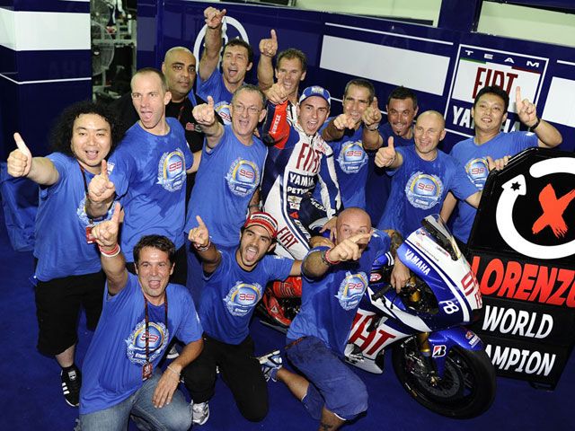 Fotos de los títulos de MotoGP y Moto2 de Jorge Lorenzo y Toni Elías