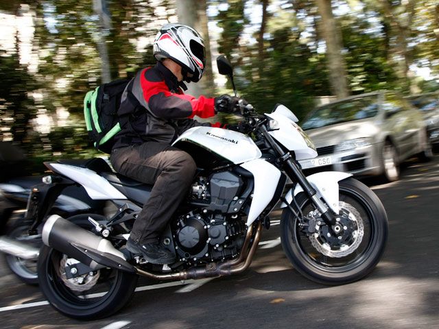 Aspirantes y superventas: Suzuki GSR 750 y Kawasaki Z750