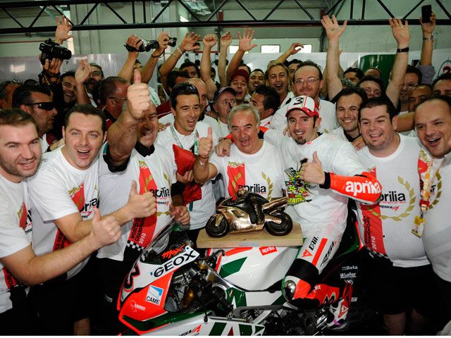 Max Biaggi renueva por dos años con Aprilia