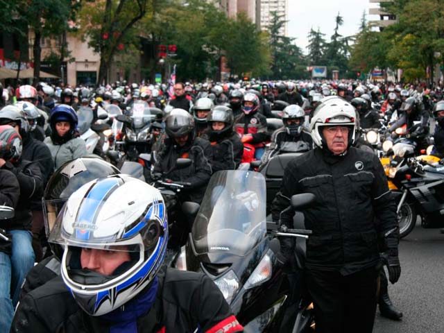 Miles de motos se manifiestan en Madrid y Canarias