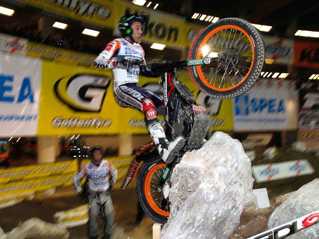 Toni Bou comienza con victoria la temporada de Trial Indoor 2011