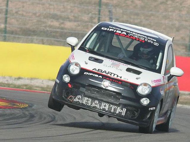 Jorge Lorenzo, a dos ruedas con el Fiat Abarth 500