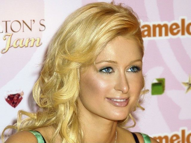 Paris Hilton, con Sergio Gadea y Maverick Viñales en el Mundial de 125 cc