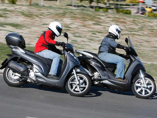 Honda SH 300 Scoopy frente al Peugeot Geopolis 300 Premium