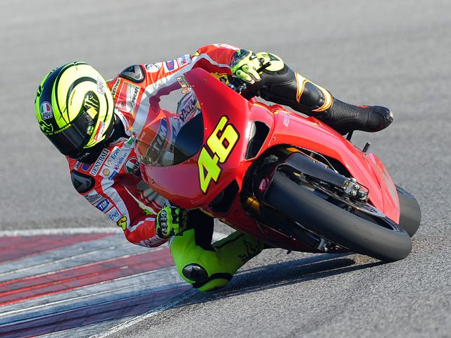 Valentino Rossi rueda con la Ducati 1198 en Misano