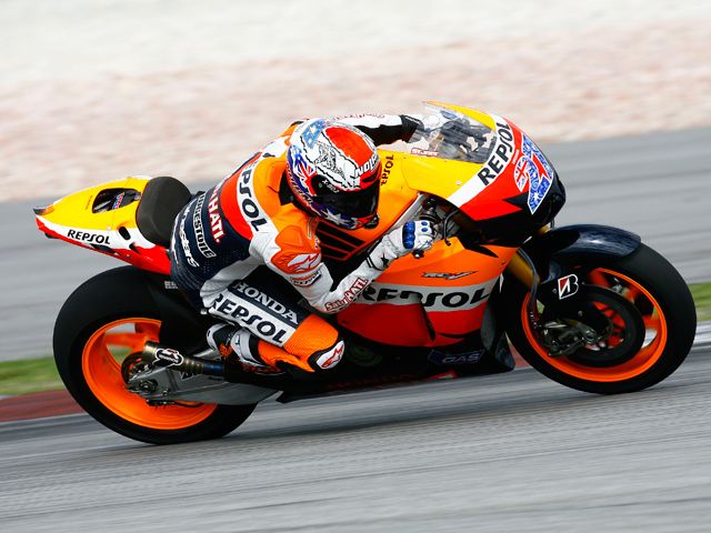 Casey Stoner golpea primero